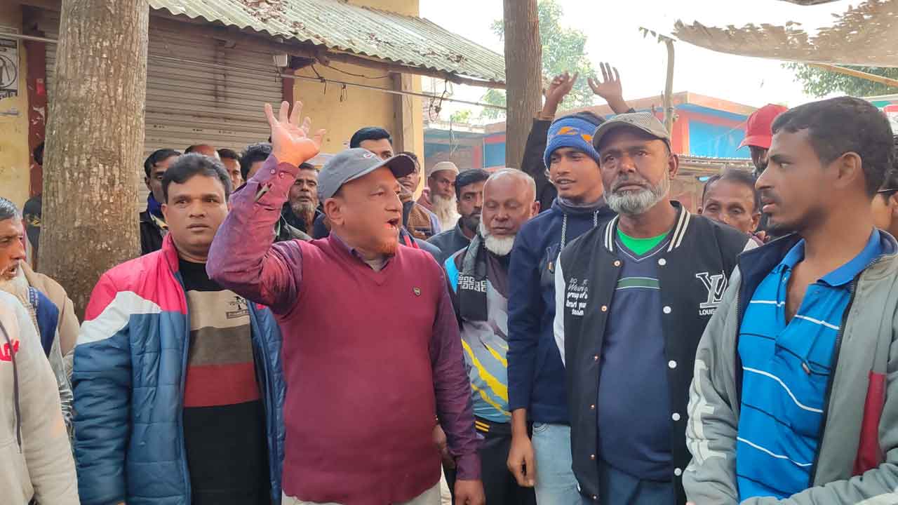 নড়াইলে মিথ্যা মামলা দায়েরের প্রতিবাদে এলাকাবাসীর বিক্ষোভ