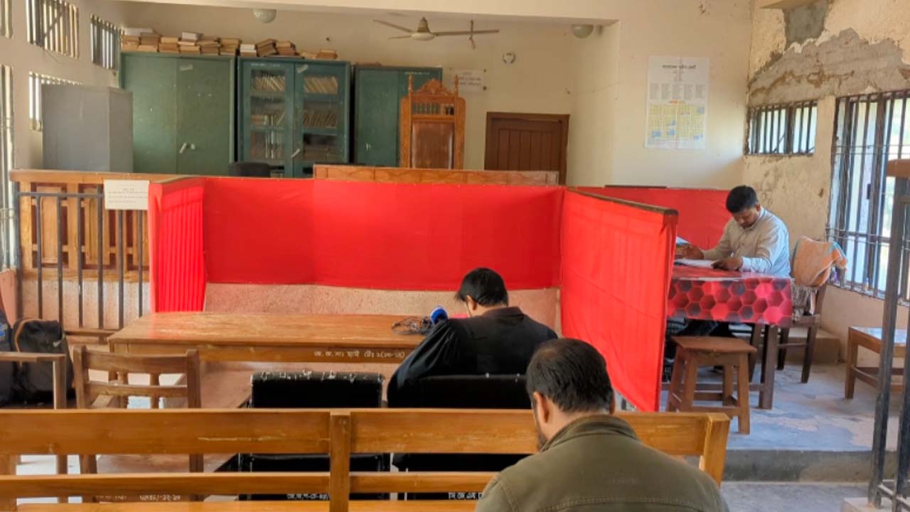 শরীয়তপুরে এজলাস সঙ্কটে ব্যাহত হচ্ছে আদালতের কার্যক্রম