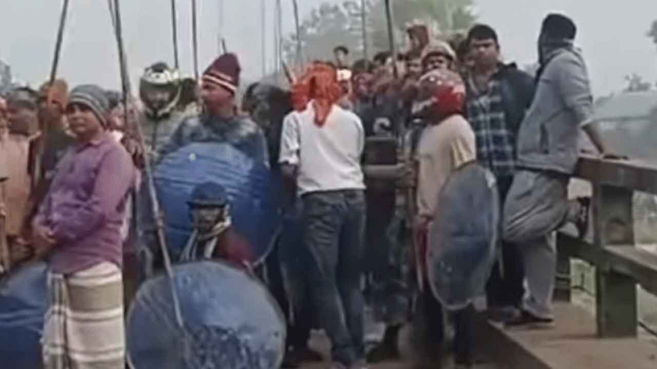 মাইকে ঘোষণা দিয়ে দুই গ্রামবাসীর সংঘর্ষ, ওসিসহ আহত অর্ধশতাধিক 