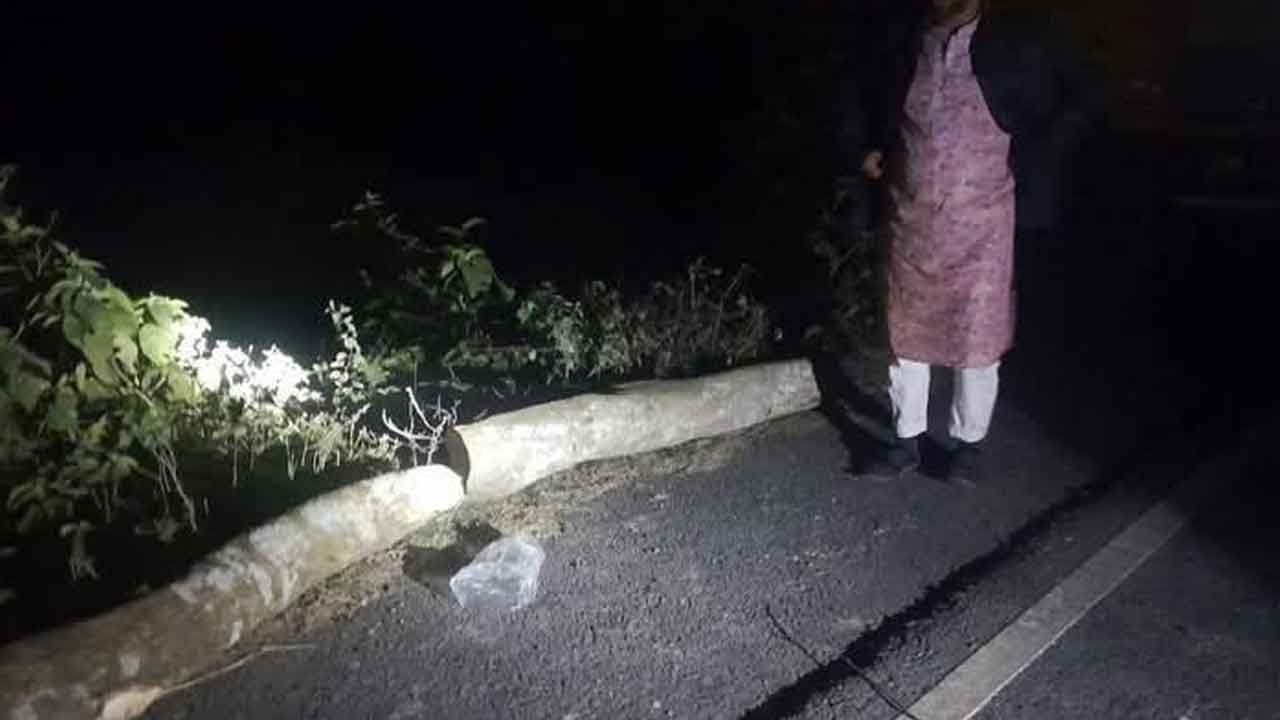 নোয়াদিয়া-রেন্ট্রিতলা এলাকায় ডাকাতির ঘটনা ঘটে।