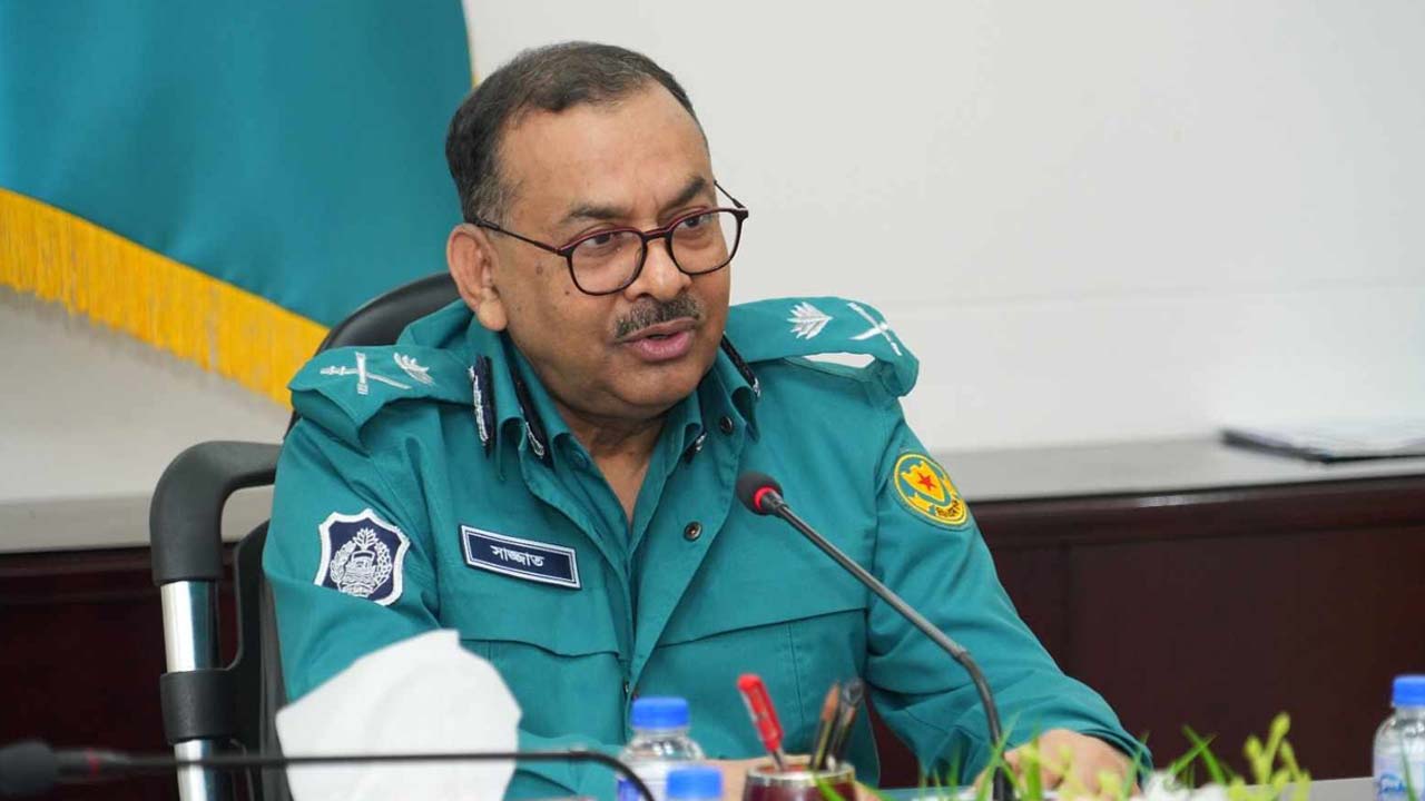 &lsquo;ধরা পড়েননি পালানো ওসি, সম্ভবত ইন্ডিয়া চলে গেছেন&rsquo;