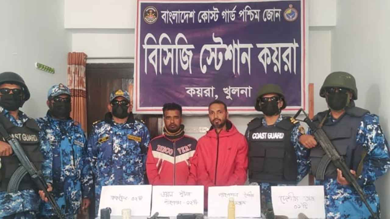 শ্যামনগরে বিশেষ অভিযান চালিয়ে অস্ত্র ও ককটেলসহ ২ জন আটক