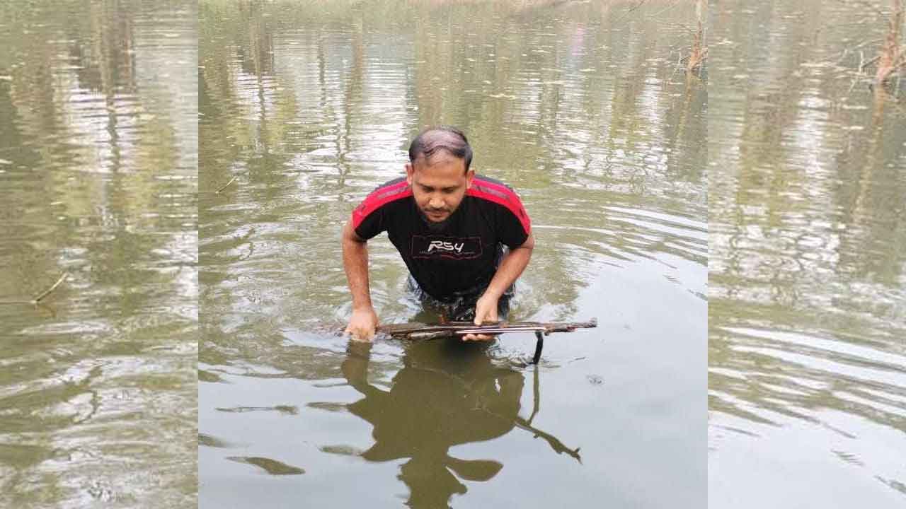 নোয়াখালীতে থানার পুকুর থেকে লুট হওয়া অস্ত্র উদ্ধার