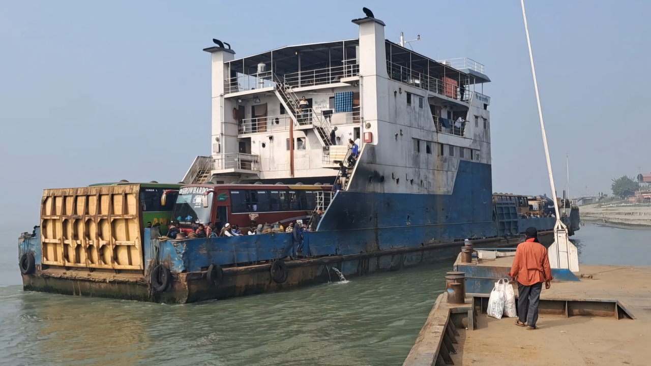 পাটুরিয়া ও আরিচা নৌরুটে ফেরি চলাচল শুরু