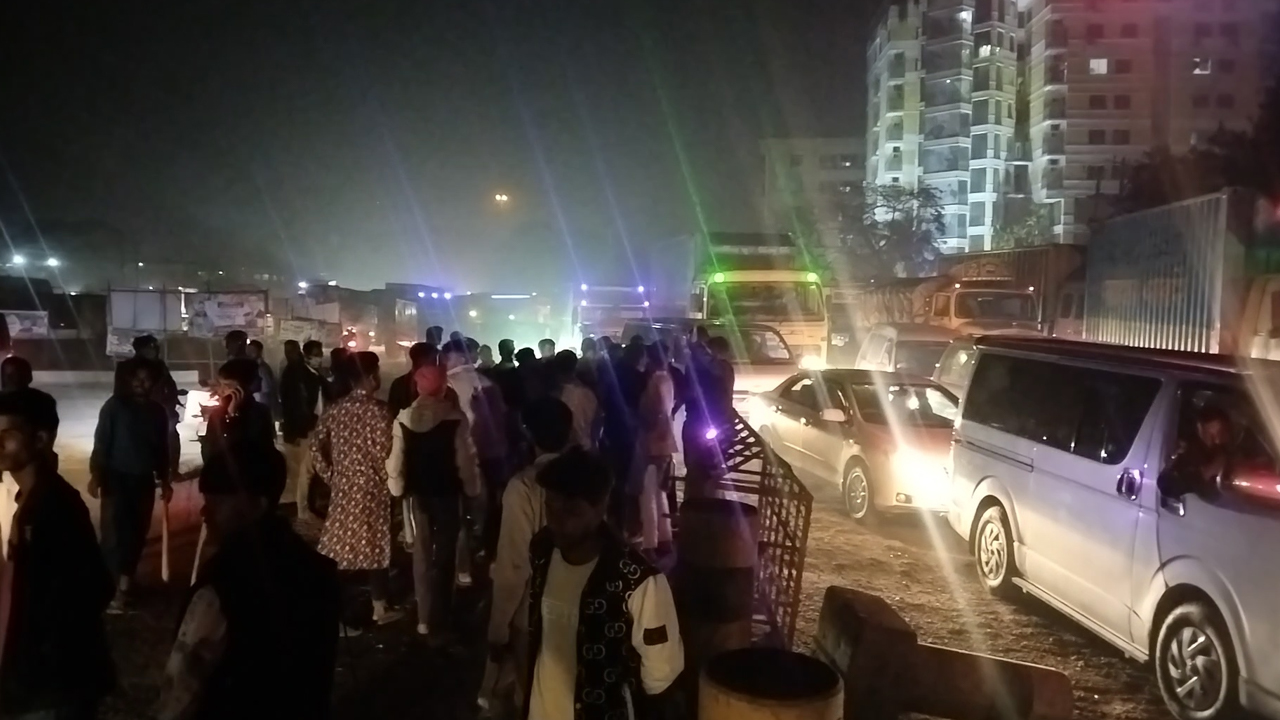 সমন্বয়কের ওপর হামলা, মহাসড়ক অবরোধ করে বিক্ষোভ