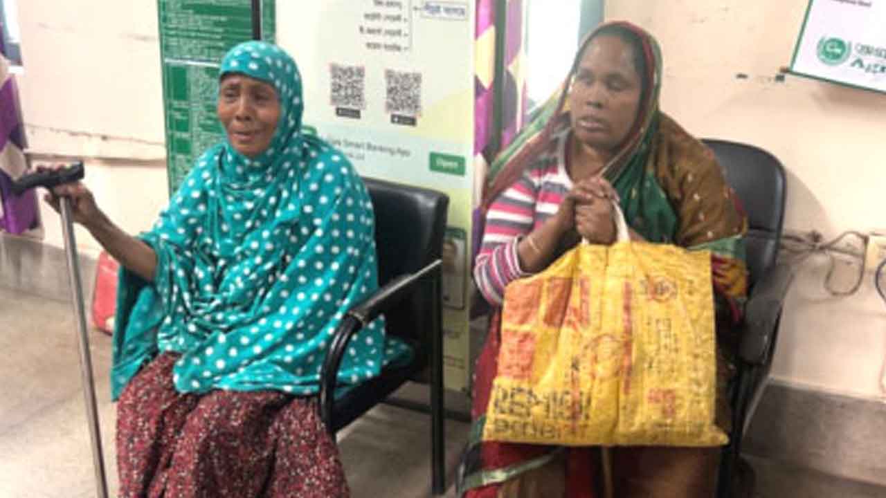 দৃষ্টি প্রতিবন্ধী মেয়েকে নিয়ে ব্যাংকের সামনে নুরজাহান খাতুন