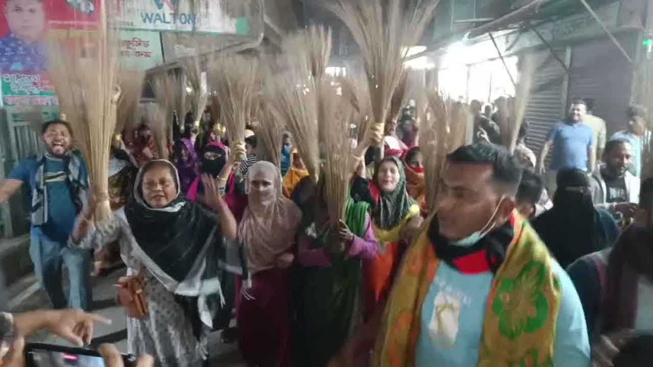 ব্রাহ্মণবাড়িয়ায় জেলা বিএনপির সম্মেলন প্রতিহতে ঝাড়ু মিছিল