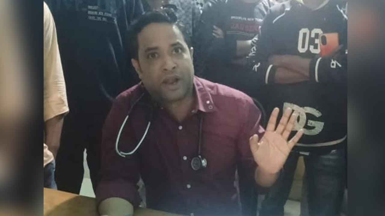 পছন্দের ক্লিনিকে টেস্ট না করায় রিপোর্ট ছুড়ে ফেললেন চিকিৎসক