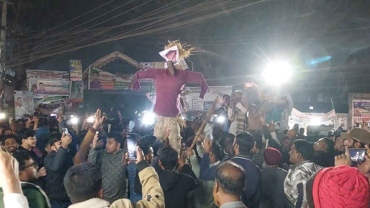 ব্রাহ্মণবাড়িয়ায় জেলা বিএনপির সম্মেলন ঠেকাতে জুতা মিছিল