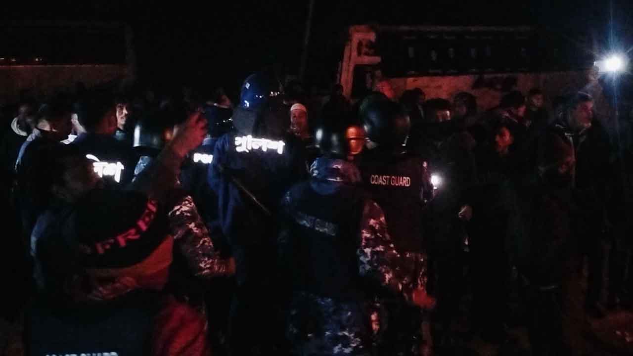 ভোলায় বাস  ও সিএনজি শ্রমিকদের সংঘর্ষ, আহত-৩০, বাসে আগুন