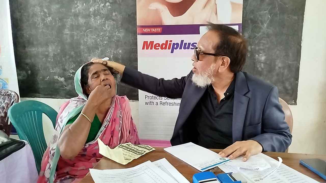 নড়াইলে শরীফ আতিয়ার রহমান পরিষদের উদ্যোগে চিকিৎসা সেবা  ও ওষুধ 