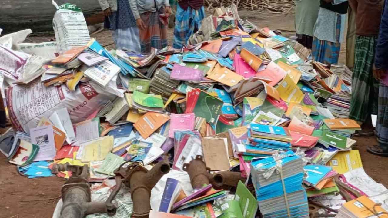 সরকারি বই বিক্রির সময় মাদরাসার দপ্তরি আটক