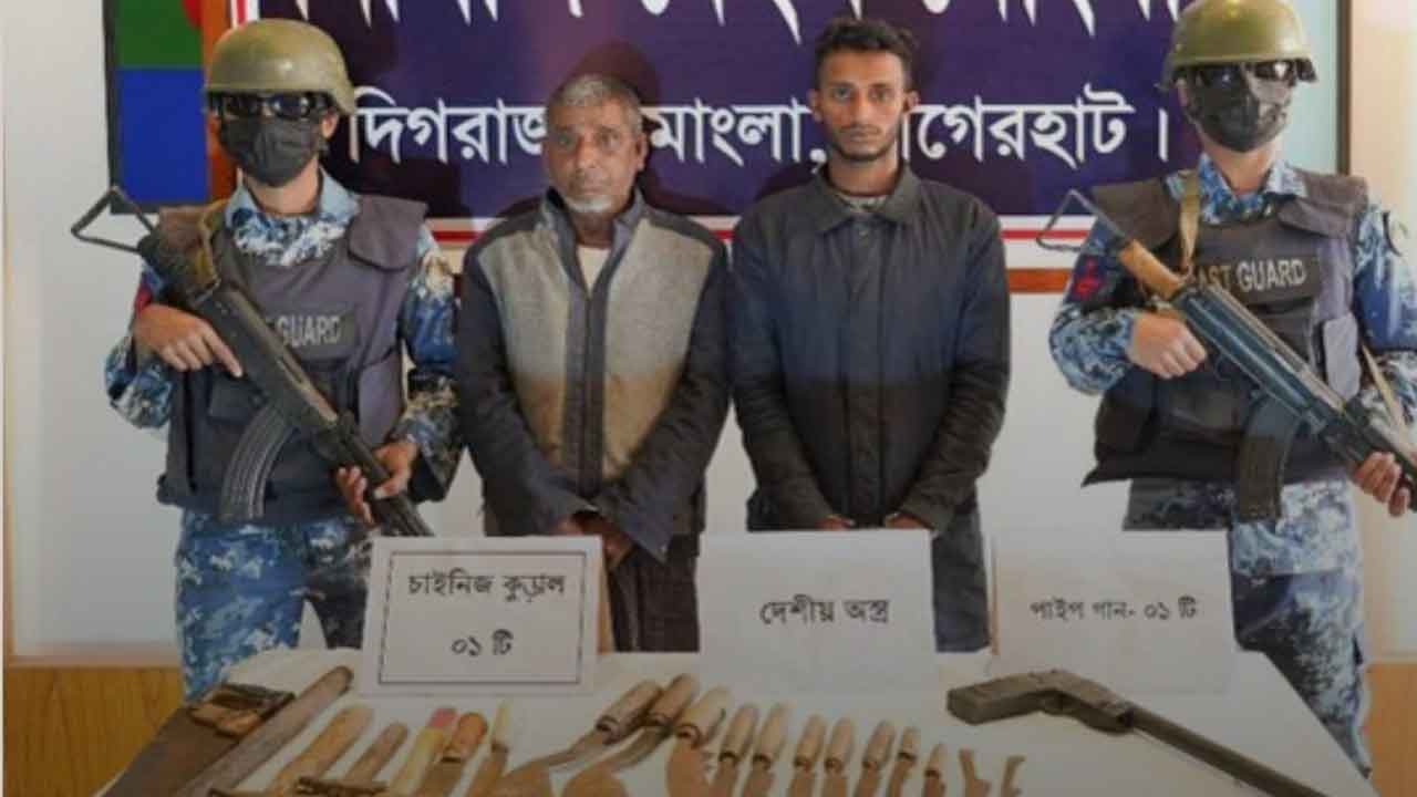 ডেভিল হান্ট শ্যামনগরে যৌথবাহিনীর অভিযানে অস্ত্রসহ ২ জন আটক (ছবি: দেশ টিভি)