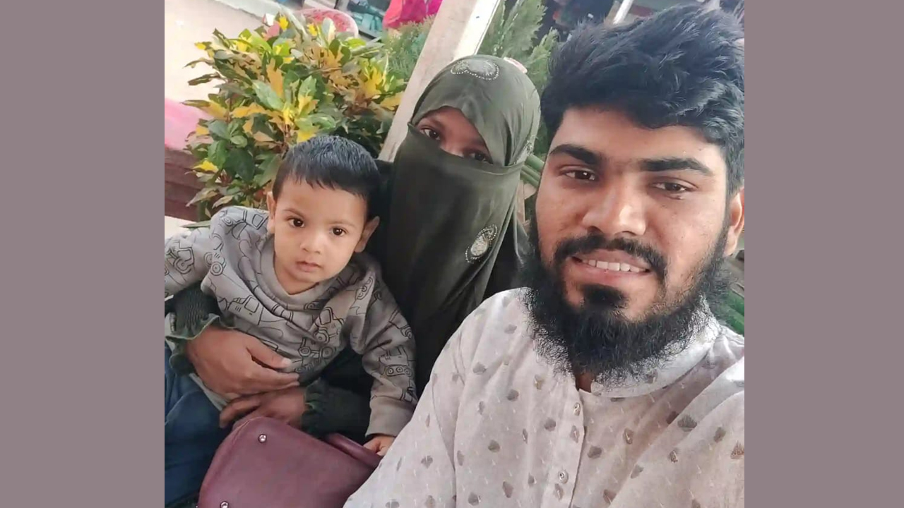 নিহত বাবা-মার সঙ্গে শিশু সোয়াইদ খান। ছবি: দেশ টিভি