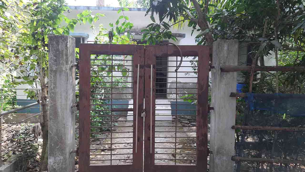বাগেরহাটে ননদ-ভাবীর দ্বন্দ্বে ক্লিনিকে তালা, সেবা বঞ্চিত এলাকাবাসী