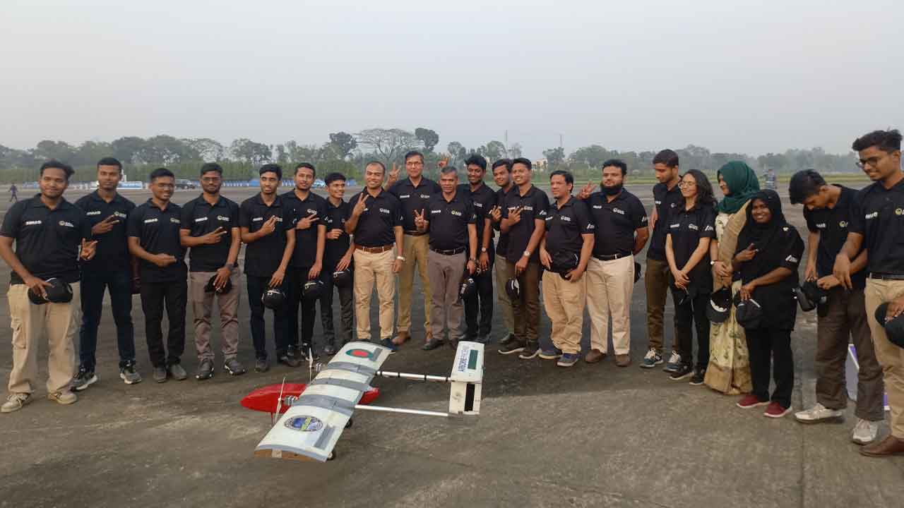 এএইউবি শিক্ষার্থীদের উদ্ভাবিত ড্রোন উৎক্ষেপণ