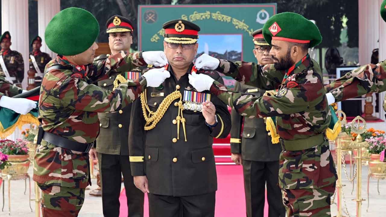 ‘কর্নেল অব দ্য রেজিমেন্ট’ হিসেবে অভিষিক্ত হলেন সেনাপ্রধান