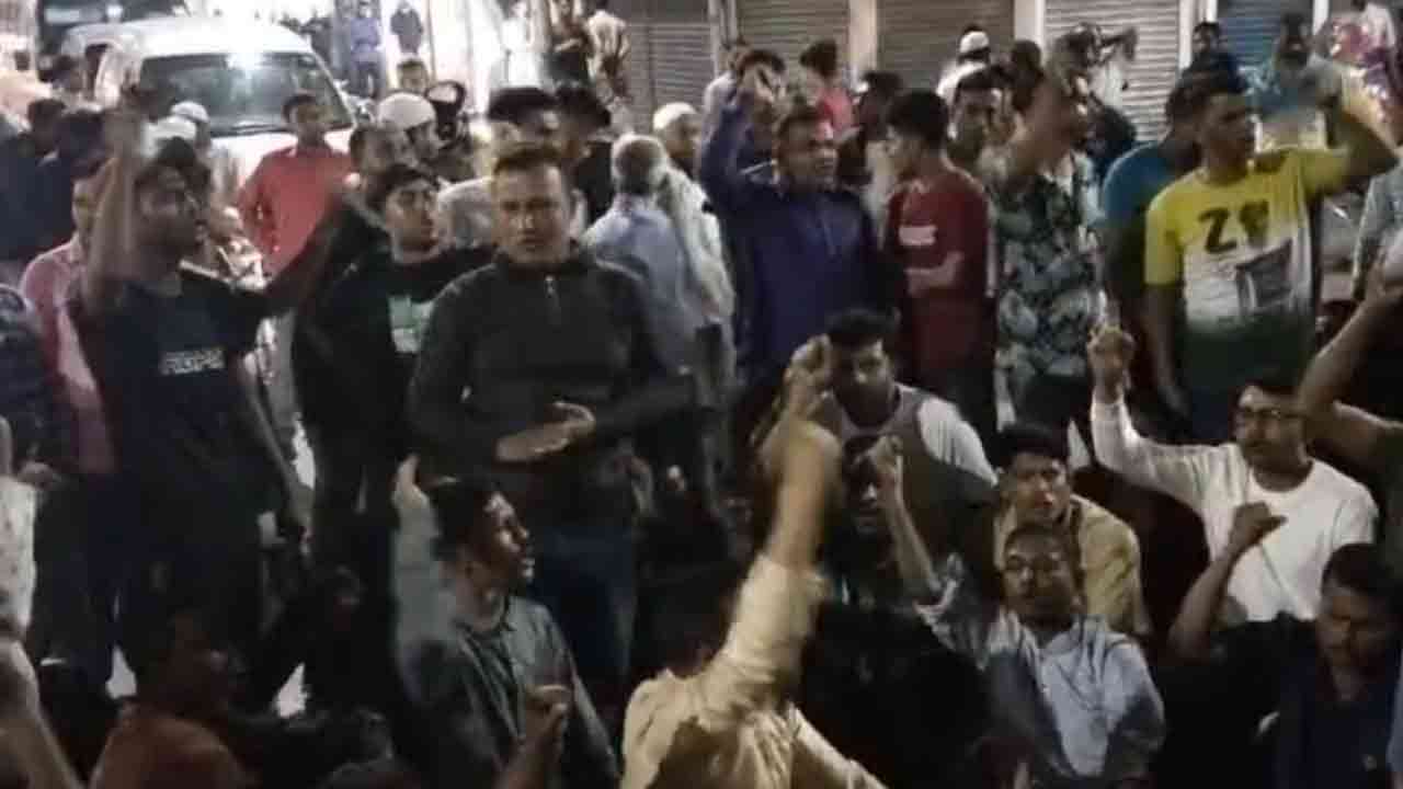 সিলেটে যুবদল নেতা পরিচয়ে চাঁদাবাজি, প্রতিবাদে হকারদের সড়ক অবরোধ