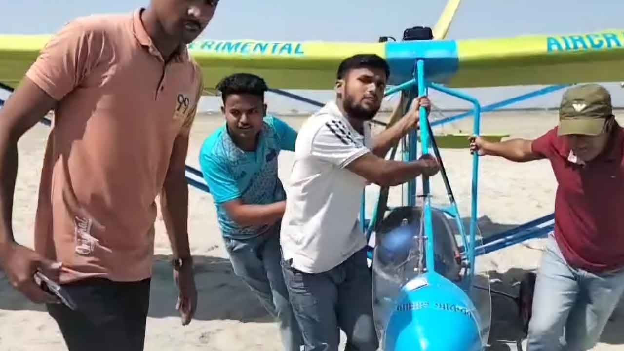 নিজ হাতে প্লেন বানিয়ে আকাশে ওড়ার স্বপ্ন পূরণ করলেন মানিকগঞ্জের জুলহাস