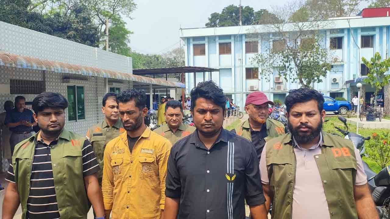 দাউদকান্দিতে ডাকাত দলের দুই সদস্য গ্রেপ্তার, বিদেশি অস্ত্র ও গুলি উদ্ধার