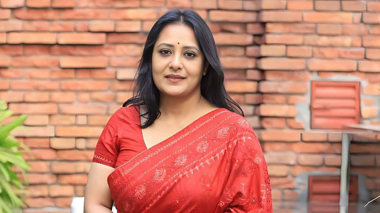 বিড়ম্বনায় অপি করিম