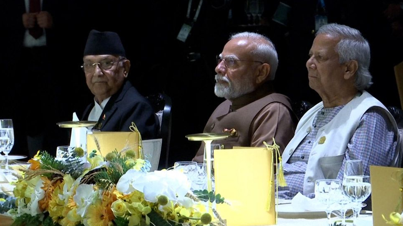 নৈশভোজের টেবিলে পাশাপাশি ড. ইউনূস-নরেদ্র মোদি