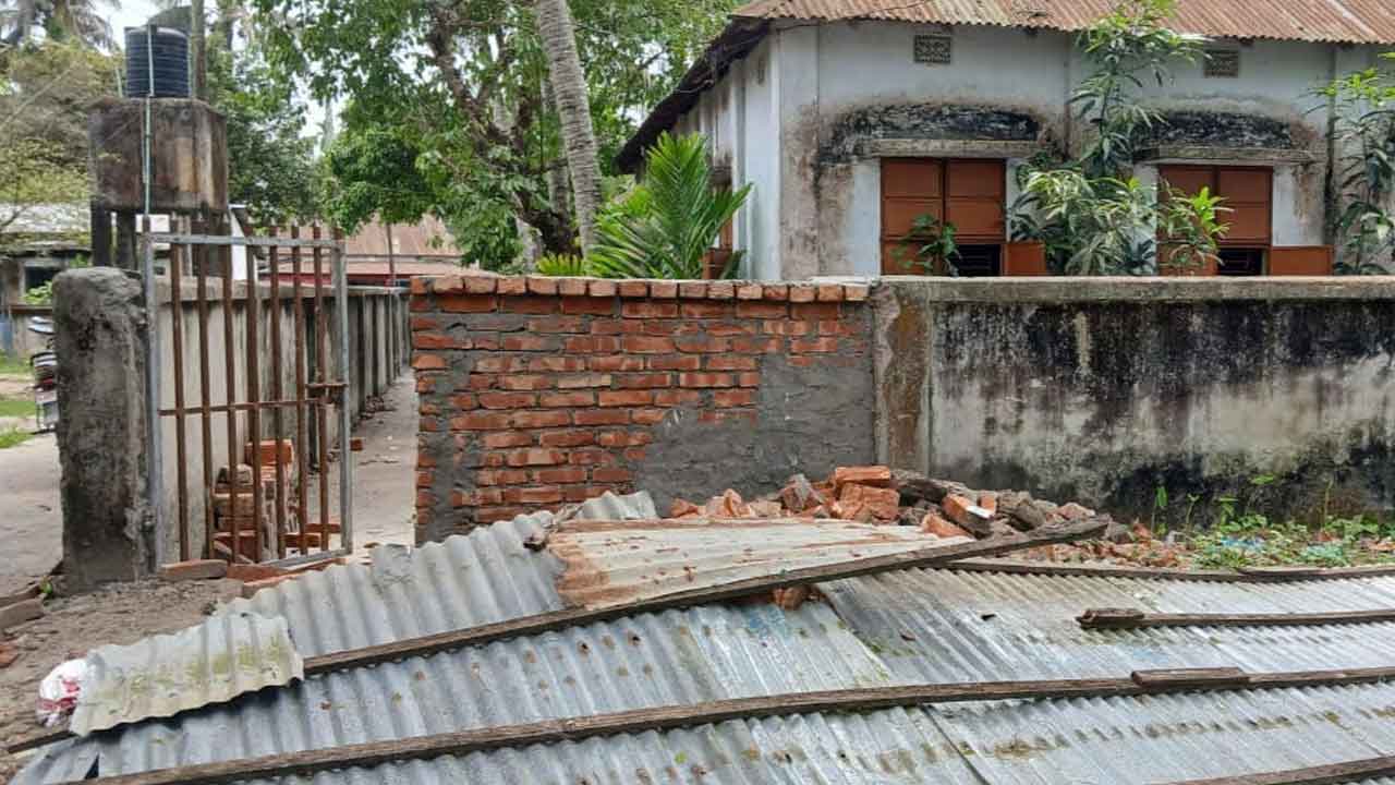 উপজেলার সীমানা প্রাচীর ভেঙে সরকারি কর্মকর্তার গেইট নির্মাণ