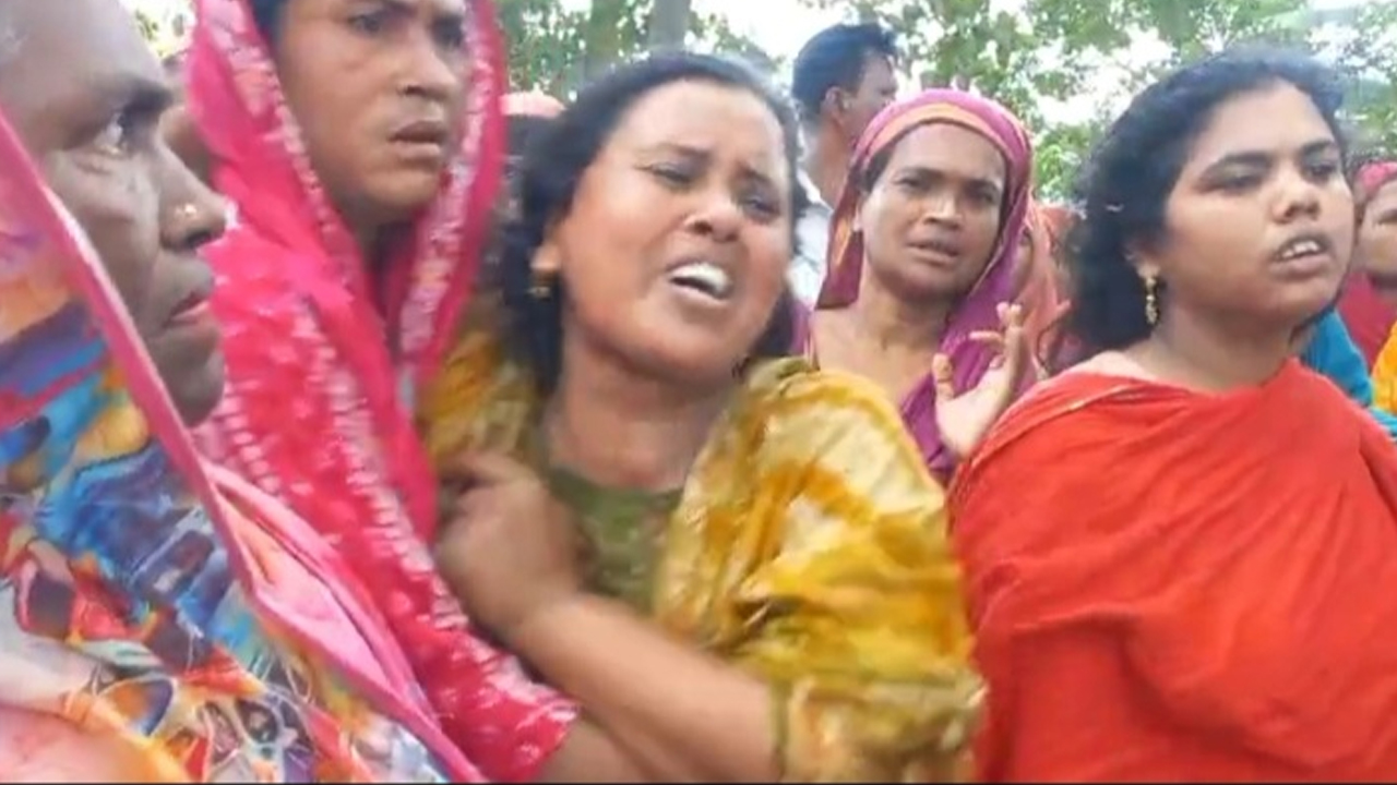 স্বজনদের আহাজারি। ছবি: দেশ টিভি