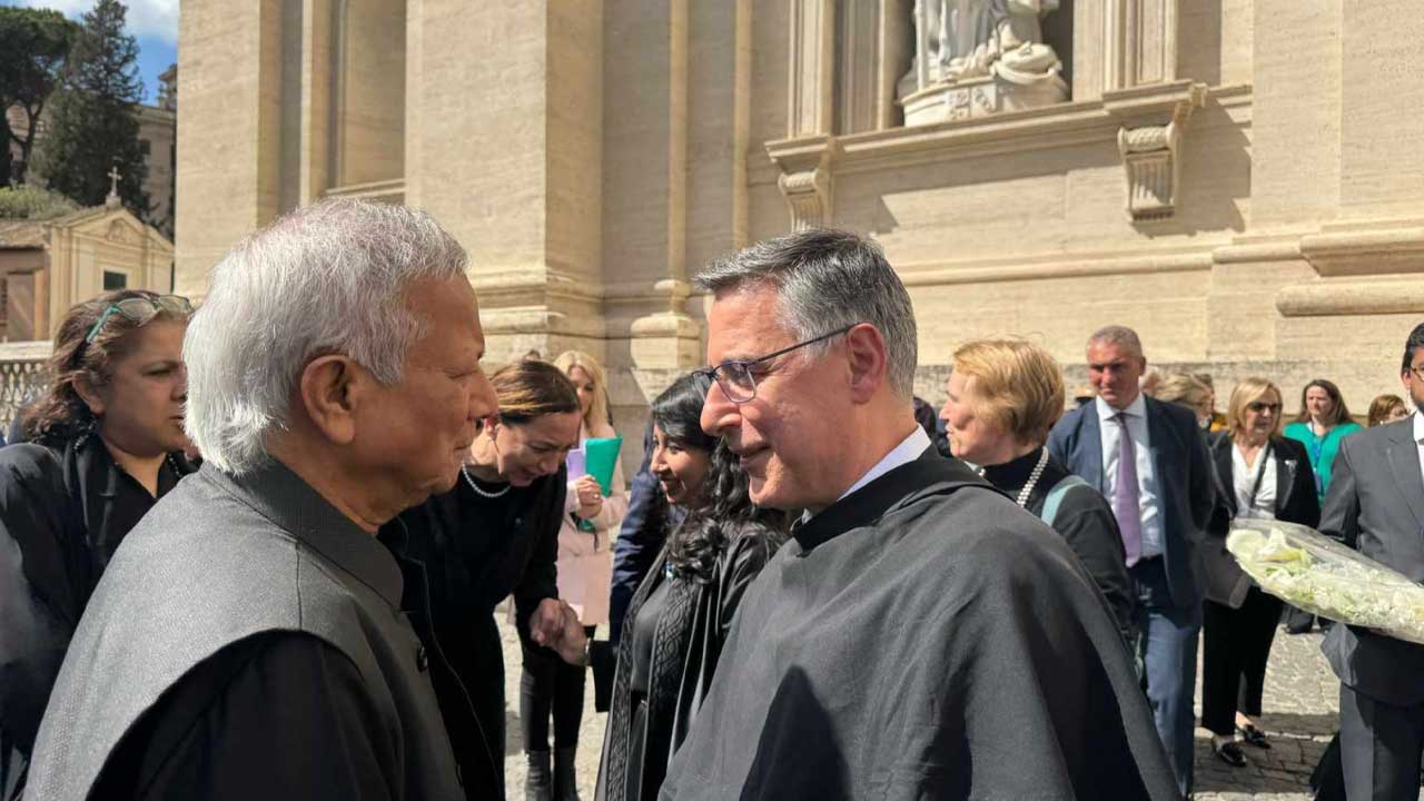 পোপ ফ্রান্সিসের মরদেহে প্রধান উপদেষ্টার শ্রদ্ধা