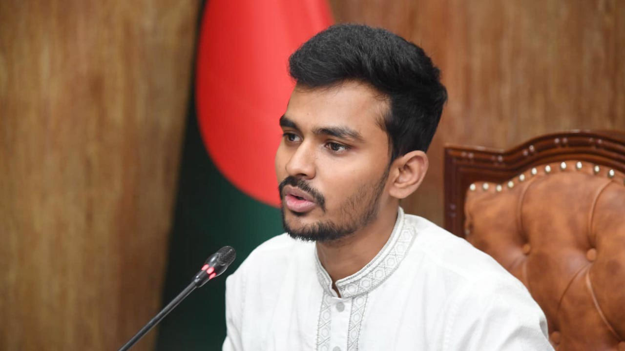 নতুন রাজনৈতিক দলে যোগ দেওয়ার প্রশ্নে যা বললেন উপদেষ্টা আসিফ