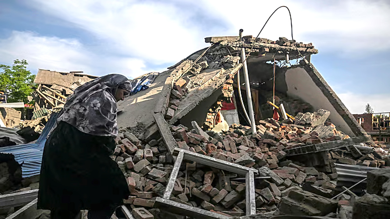 পেহেলগামে হামলায় জড়িতদের সহায়তা করেছেন, কেবল এমন সন্দেহের বশে কাশ্মীরের বাসিন্দা আহসান উল হক শেখের বাড়ি গুঁড়িয়ে দেওয়া হয়। ছবি: সংগৃহীত