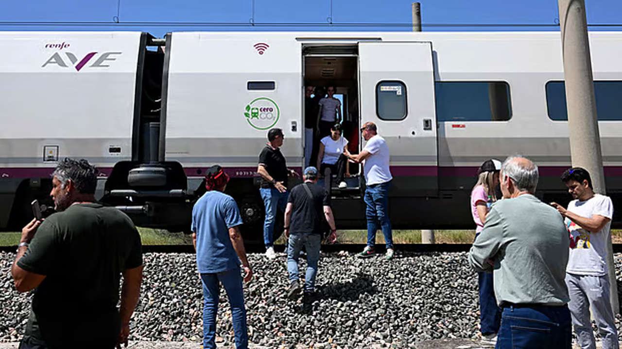 বিদ্যুৎবিভ্রাটের কারণে স্পেনের একটি ট্রেন যাত্রার মাঝপথে বন্ধ হয়ে যায়, ছবি: সংগৃহীত