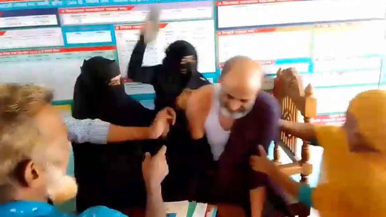 একদল নারী বিদ্যালয়ে ঢুকে জুতা দিয়ে পেটালেন প্রধান শিক্ষককে