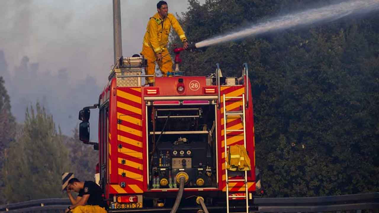 পুড়ছে ইসরায়েল, সহযোগিতার হাত বাড়াল ফিলিস্তিন