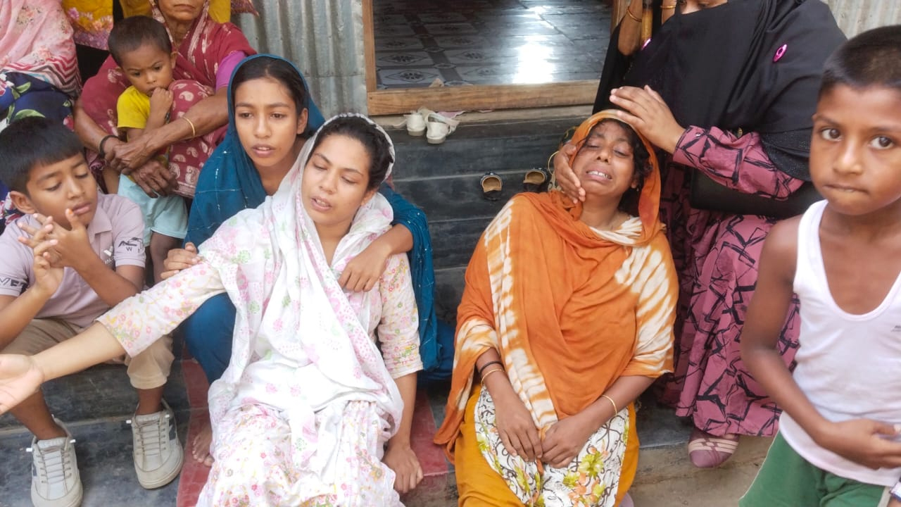 স্বজনদের আহাজারি। ছবি: দেশ টিভি