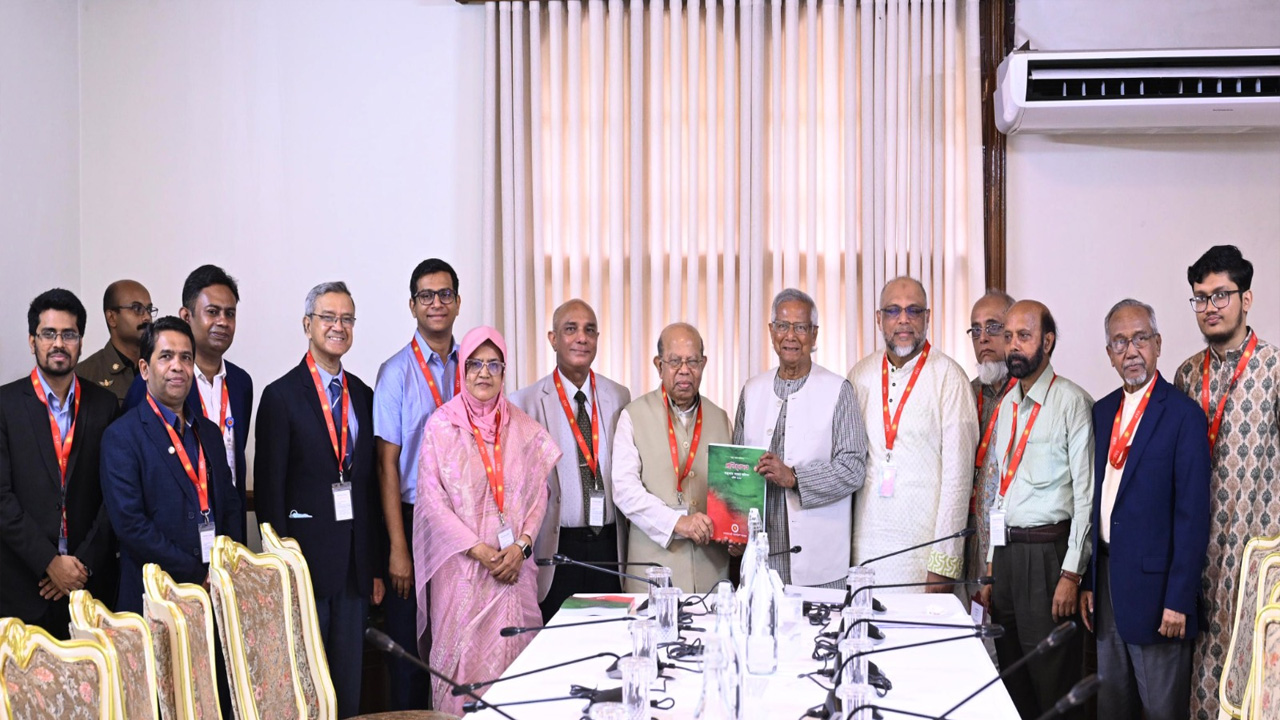 ড. ইউনূসের কাছে প্রতিবেদন জমা দিলো স্বাস্থ্যখাত সংস্কার কমিশন