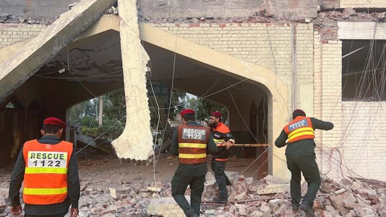 পাকিস্তানে ক্ষতিগ্রস্ত একটি ভবন। ছবি: রয়টার্স