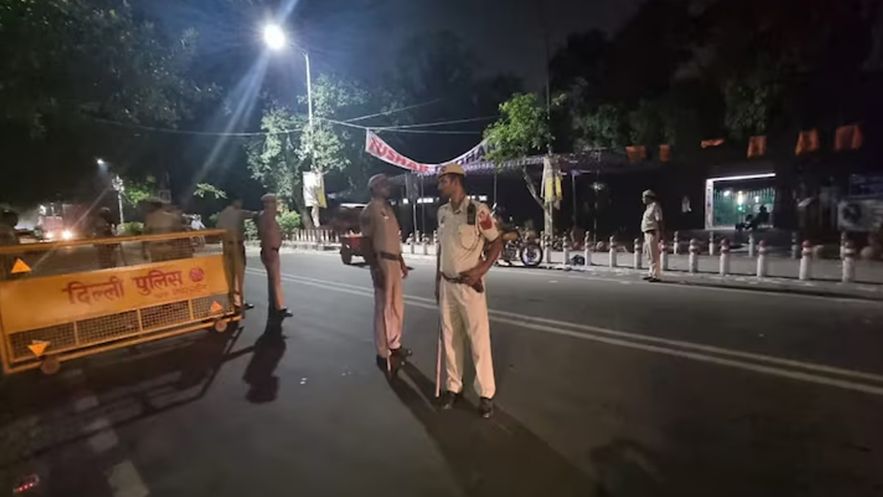 দিল্লিতে উচ্চ সতর্কতা জারি, বাতিল সরকারি কর্মচারীদের ছুটি