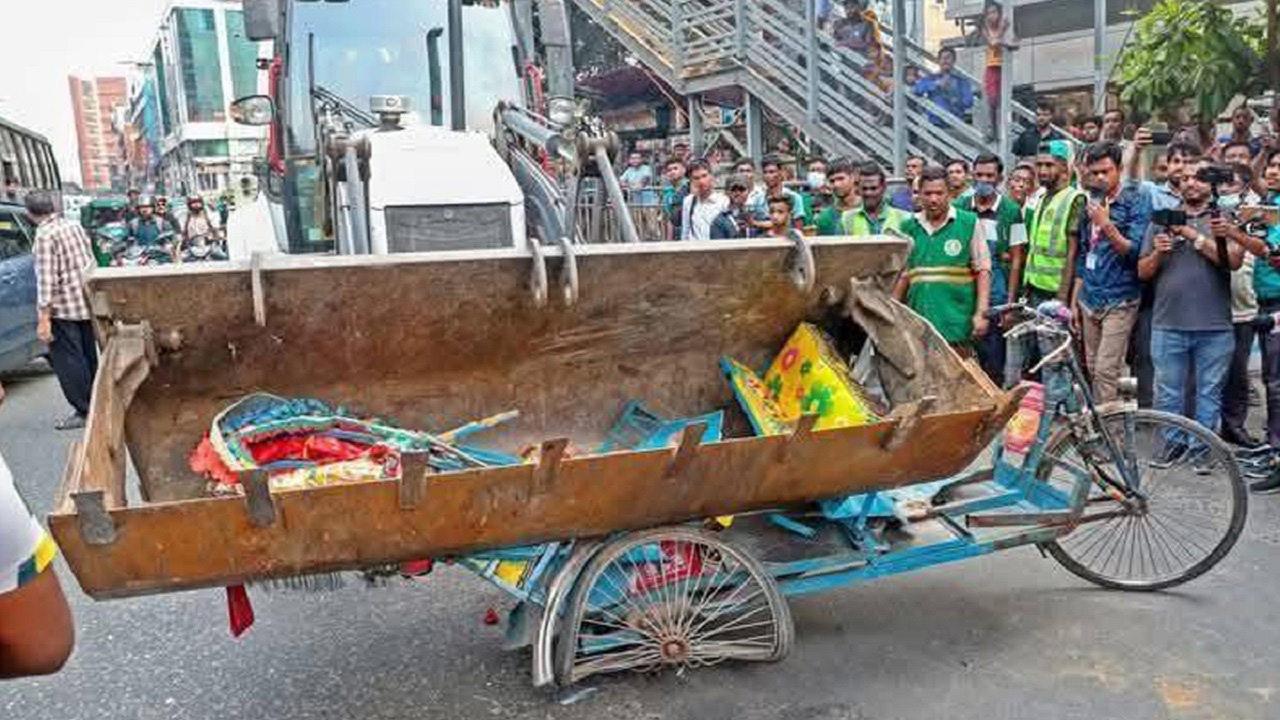 অভিযানে রিকশা ভাঙার ক্ষতিপূরণ দেবেন ডিএনসিসি প্রশাসক