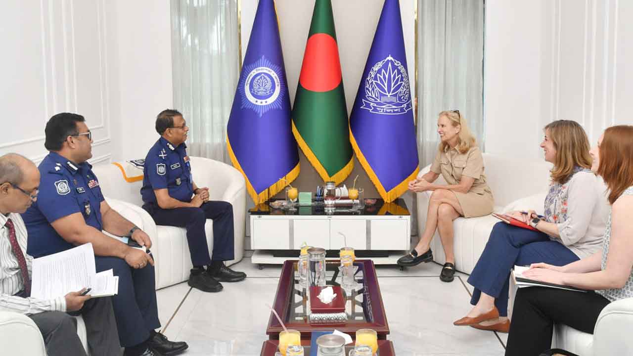 আইজিপির সঙ্গে রবার্ট এফ কেনেডি মানবাধিকার সংস্থার প্রতিনিধিদলের সাক্ষাৎ (সংগৃহীত ছবি)