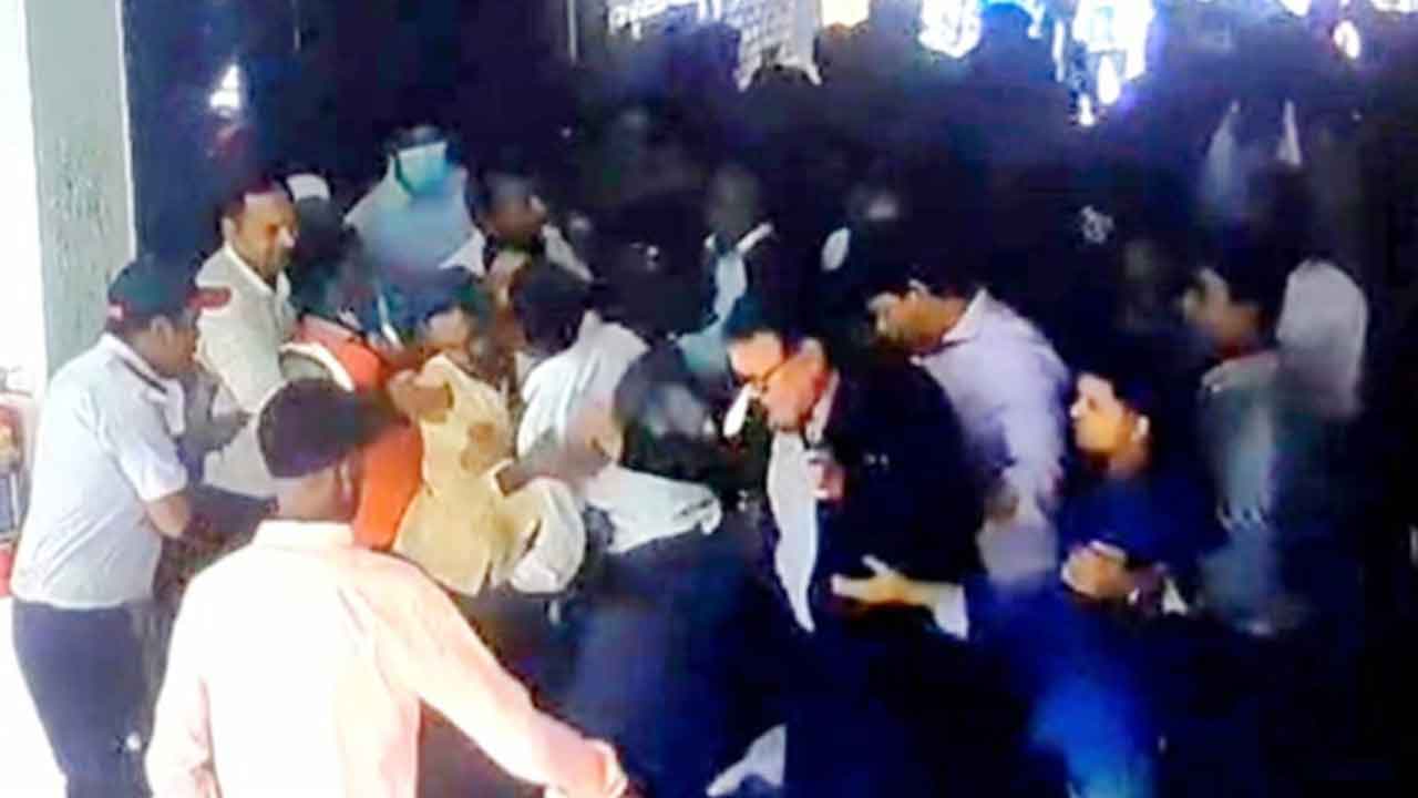 অটোপাসের দাবিতে জাতীয় বিশ্ববিদ্যালয়ের উপাচার্যের ওপর হামলা&nbsp;