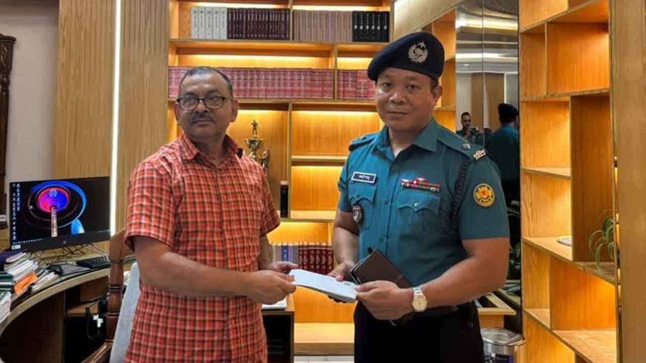ধানমন্ডি থানার ওসি ক্যশৈন্যু মারমাকে বিশেষভাবে পুরস্কৃত করেছেন ডিএমপি কমিশনার শেখ মো. সাজ্জাত আলী