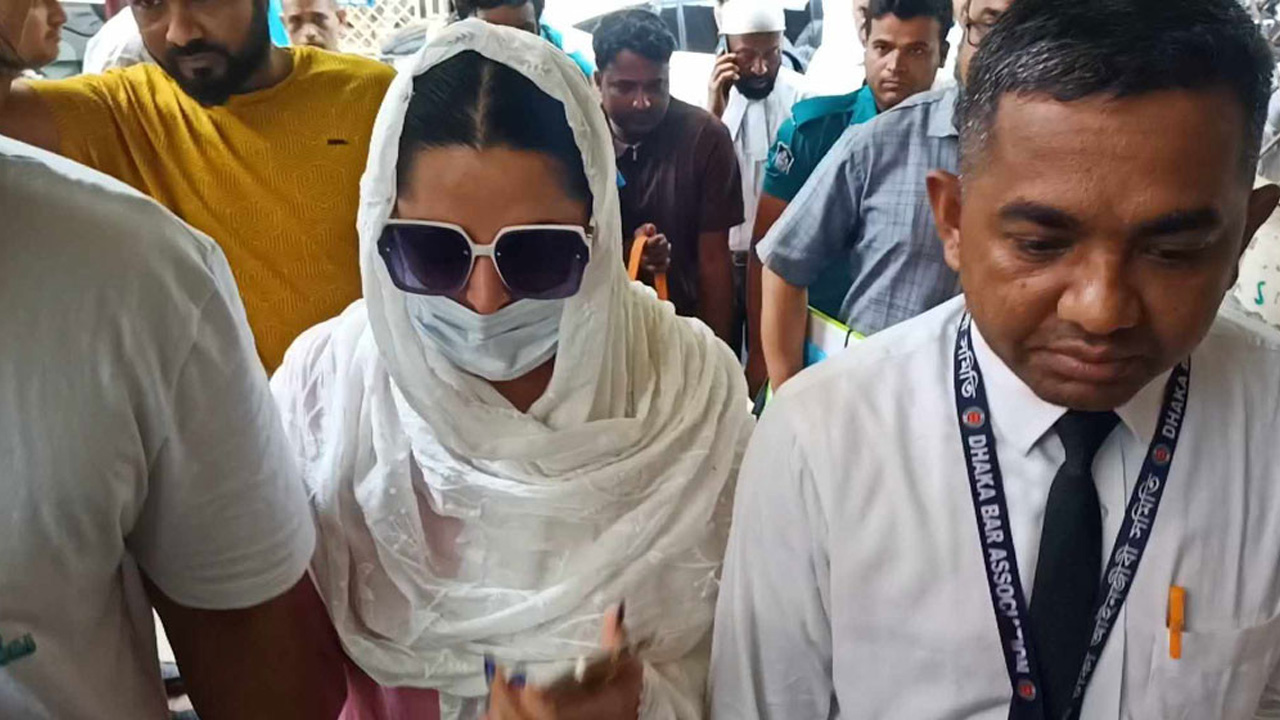 মাস্ক পরে আদালতে পরীমনি