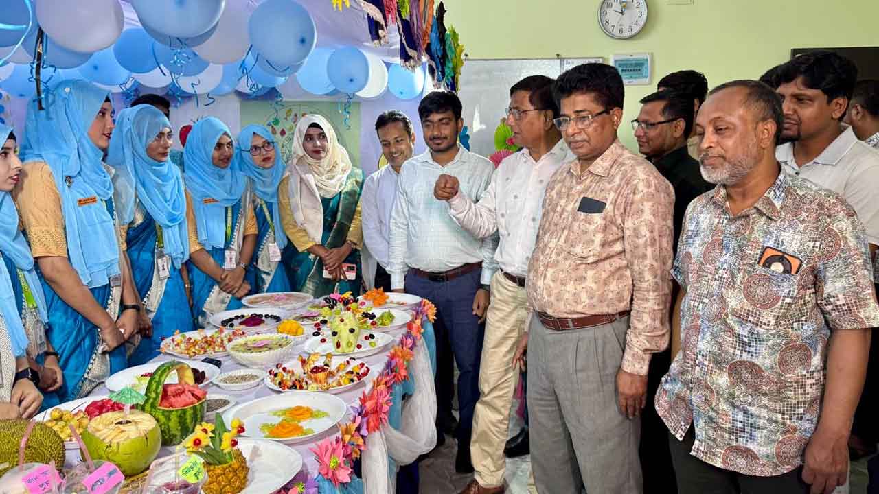 ব্যতিক্রমী আয়োজনে বগুড়ায় নার্সিং শিক্ষার্থীদের ফুড ফেয়ার