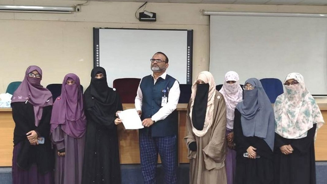 উপাচার্য অধ্যাপক ড. নিয়াজ আহমদ খানের কাছে স্মারকলিপি প্রদান করে ছাত্রী সংস্থার ঢাবি শাখা