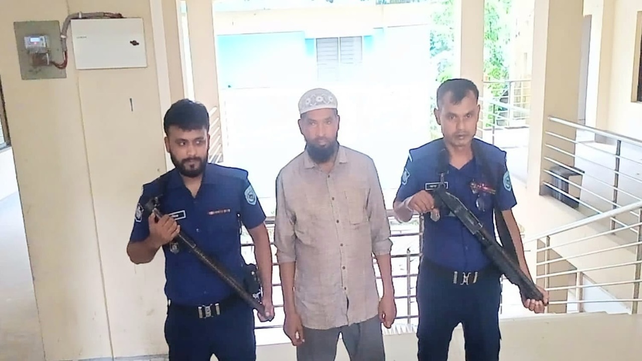 ভূরুঙ্গামারীতে পশুর হাটে অতিরিক্ত টাকা আদায়, সাবেক চেয়ারম্যান আটক