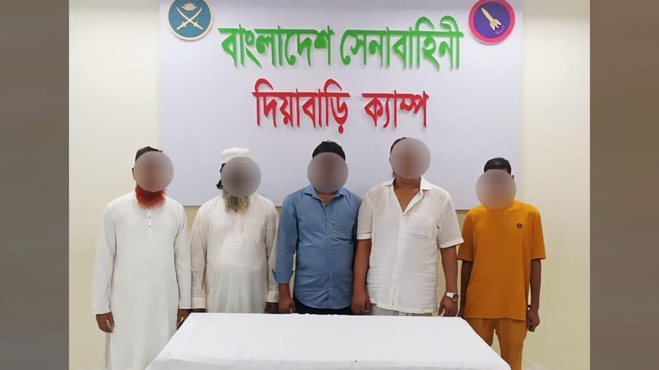 অতিরিক্ত ভাড়া আদায় ও পশুর হাটে চাঁদাবাজি: সেনাবাহিনীর হাতে আটক ৭