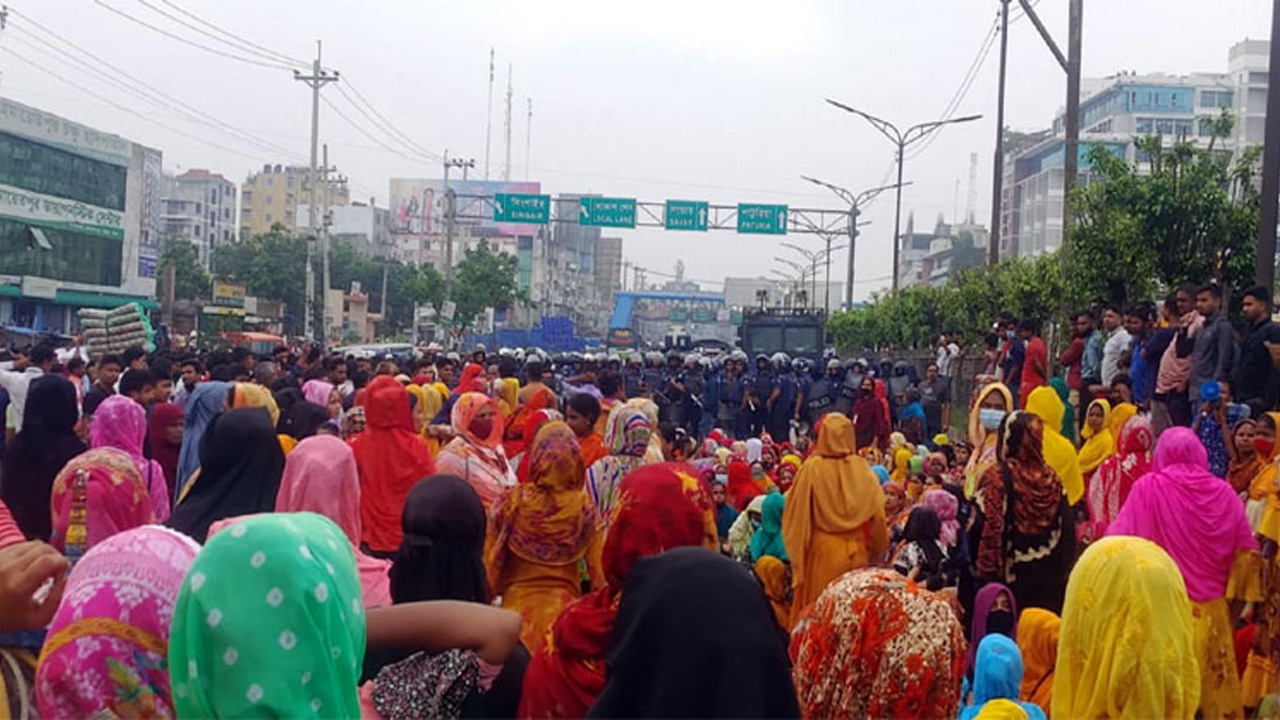 বকেয়া বেতনের দাবিতে পোশাক শ্রমিকদের ঢাকা-আরিচা মহাসড়ক অবরোধ