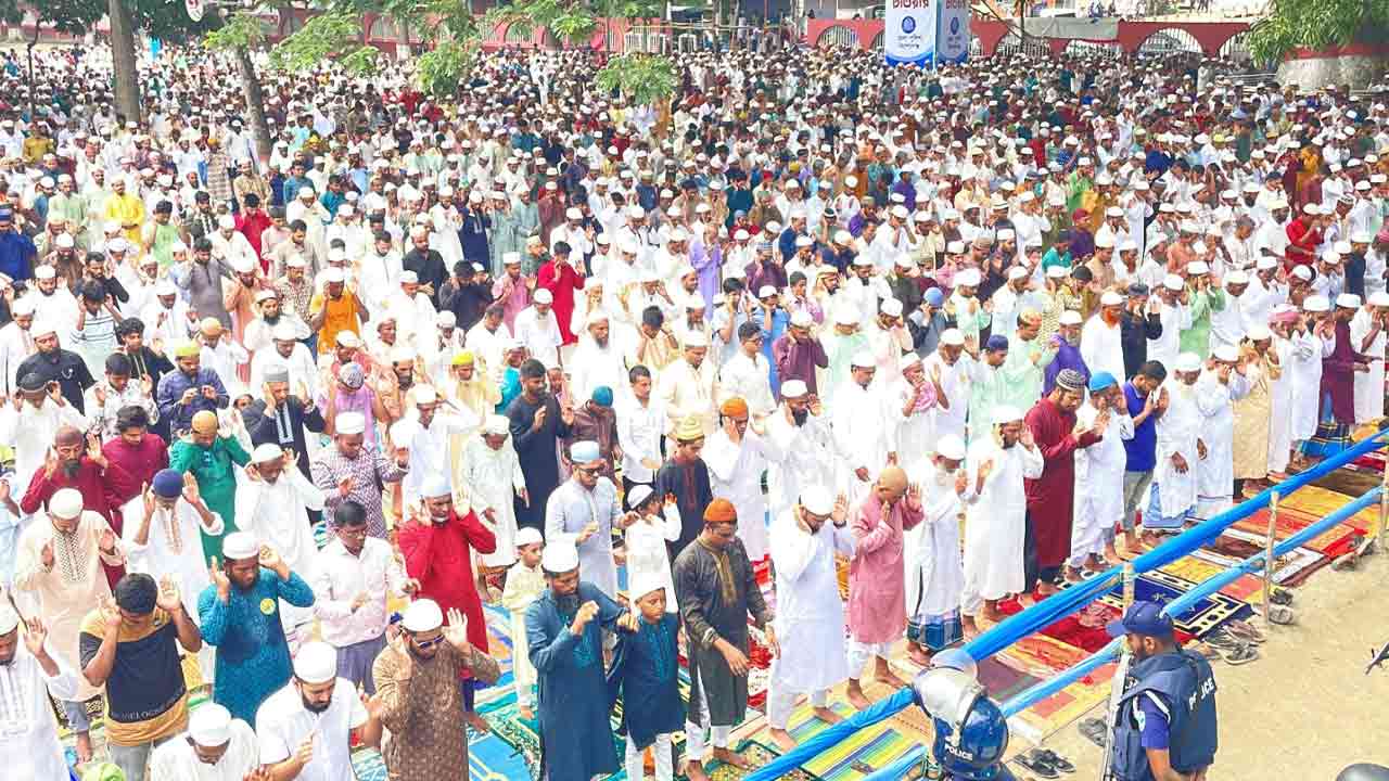 শোলাকিয়া ঈদগাহ ময়দানে ঈদ উল আজহার ১৯৮ তম জামাত অনুষ্ঠিত