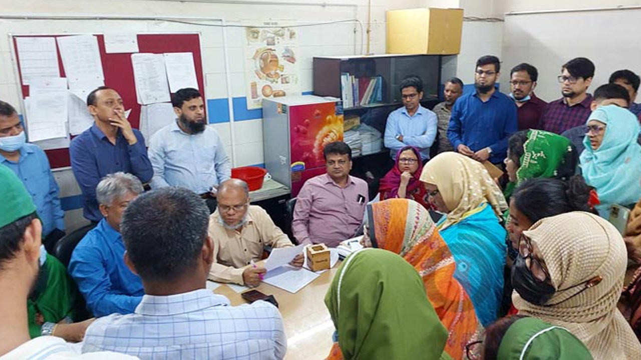 ৮ দফা দাবিতে স্বাস্থ্য উপদেষ্টাকে স্মারকলিপি চিকিৎসক-নার্সদের